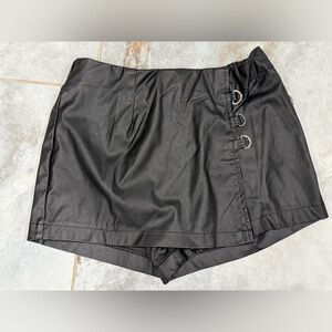 Like an Angel
Black Faux Leather Skirt